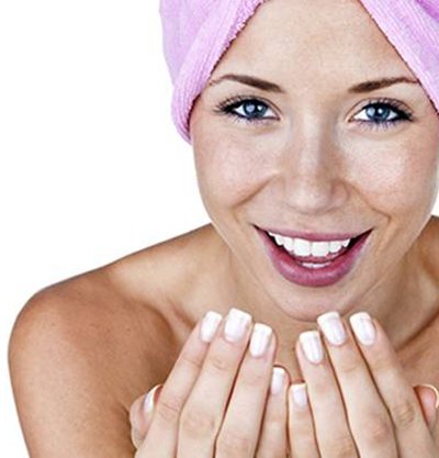 Relativement nouvelle sur le marché des cosmétiques, la BB crème est un produit tout-en-un puissant. Ce baume hydrate votre peau tout en corrigeant ses imperfections.